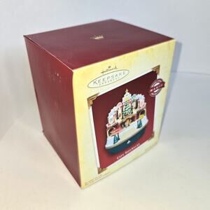 Hallmark Keepsake Christmas Ornament City Sidewalks Music Lights & Motion 2005